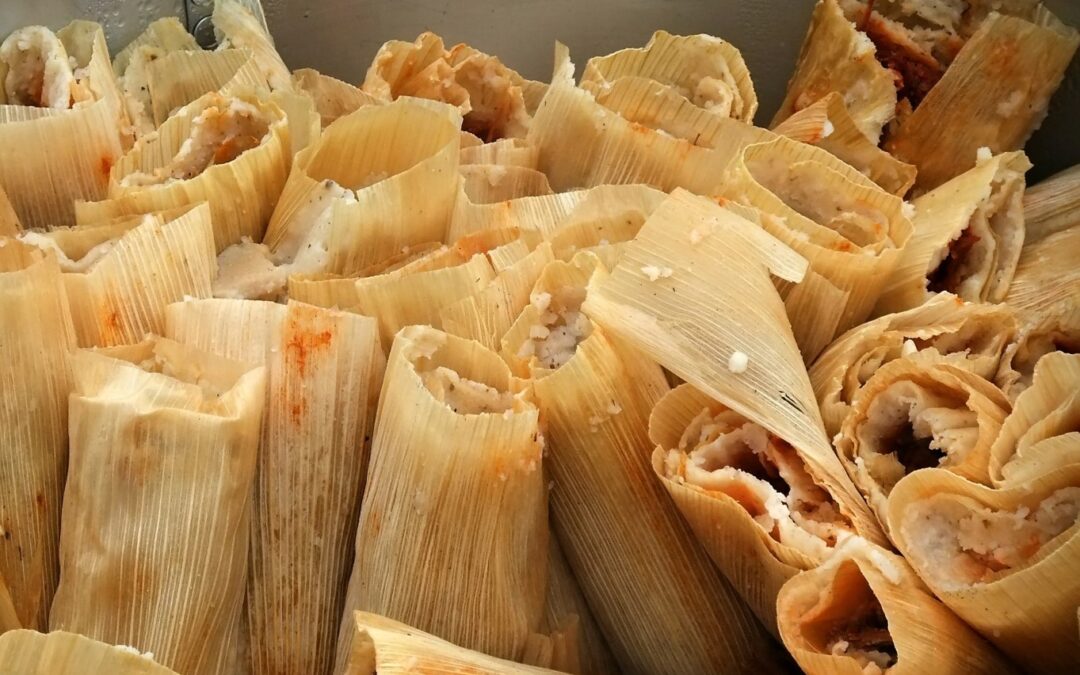 Tamales rojos de pollo